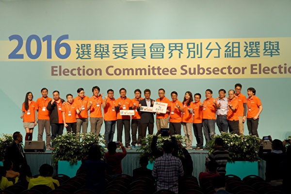 測量:民主派今屆3張名單出選建築、測量、都市規劃及園境界,這個界別被視為梁振英票倉的,最終民主派取得25席,「CoVision16」更全數當選。(李逸/大紀元)
